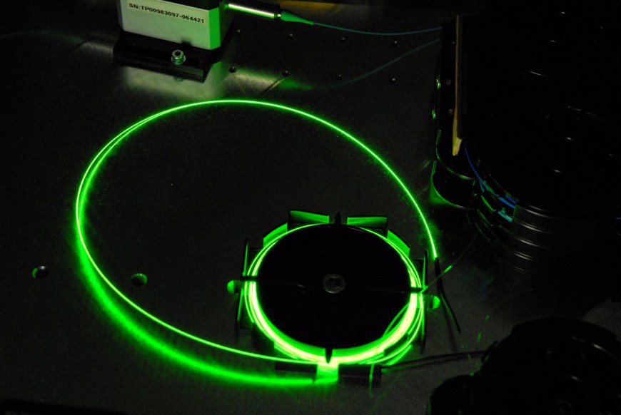 Das Bild zeigt einen Teil der Photonenpaarquelle, die leuchtende Glasfaser des optischen Faserverstärkers.